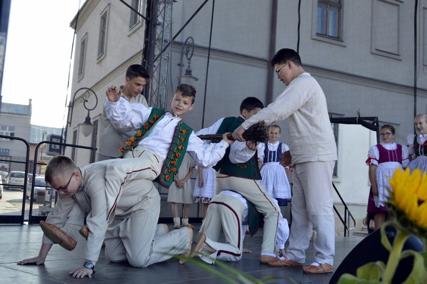 Biecz. Święto Dzieci Gór zagościło na bieckim rynku. Mali artyści roztańczyli miasto [ZDJĘCIA]