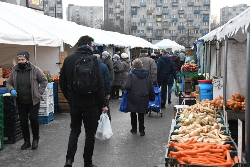 W piątek 8 stycznia na kieleckich bazarach znów było wielu...