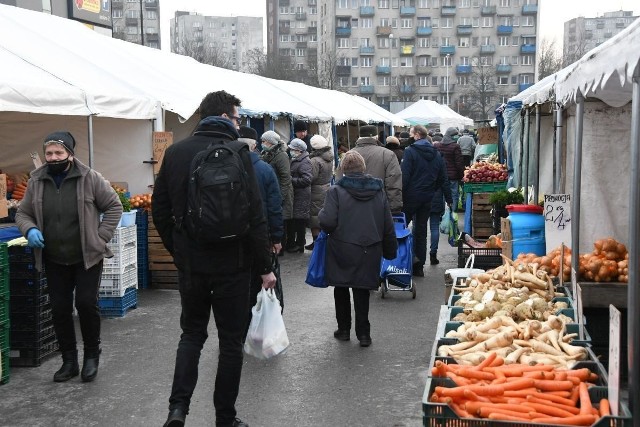 W piątek 8 stycznia na kieleckich bazarach znów było wielu kupujących. Generalnie ceny pozostały na poziomie sprzed świąt. Nieco zdrożała cebula i niektóre gatunki jabłek. Z kolei nieco tańsze są orzechy. Na kolejnych slajdach zobaczcie ceny najpopularniejszych owoców i warzyw