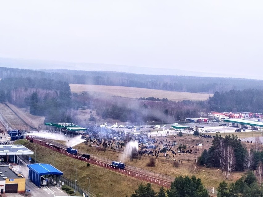 Kuźnica. Migranci na granicy najprawdopodobniej są pod wpływem narkotyków. Gaz nie robił na nich żadnego wrażenia