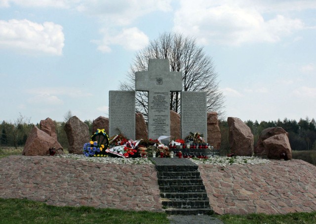 Pierwszy pomnik Polaków zamordowanych w Hucie Pieniackiej – krzyż (wysadzony w 2017 r.) z kamiennymi tablicami, na których wyryto nazwiska ofiar zbrodni; zdjęcie wykonane w kwietniu 2013 r. (Fot. Magdalena Śladecka, IPN)