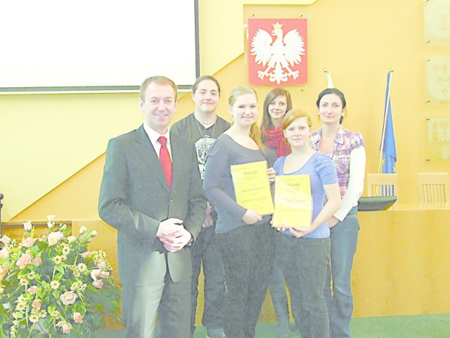 Na zdjęciu od lewej: Norbert Rasch, przewodniczący TSKN oraz zwycięska drużyna - Gabriel Kozioł, Vanessa Ledwig, Marta Słowik, Katrin Kośny i nauczycielka, Martyna Gonsior.