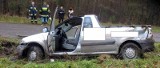Dacia logan pick-up wypadła z drogi i wjechała do rowu. Ranna kobieta trafiła do szpitala. (zdjęcia)