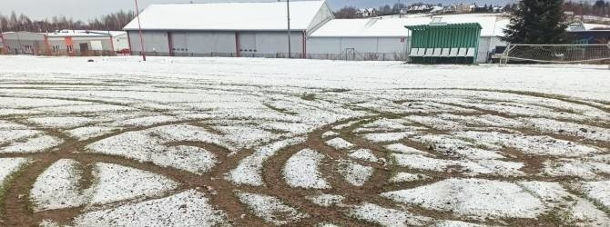 Zdewastowane boisko Iskry Krzęcin