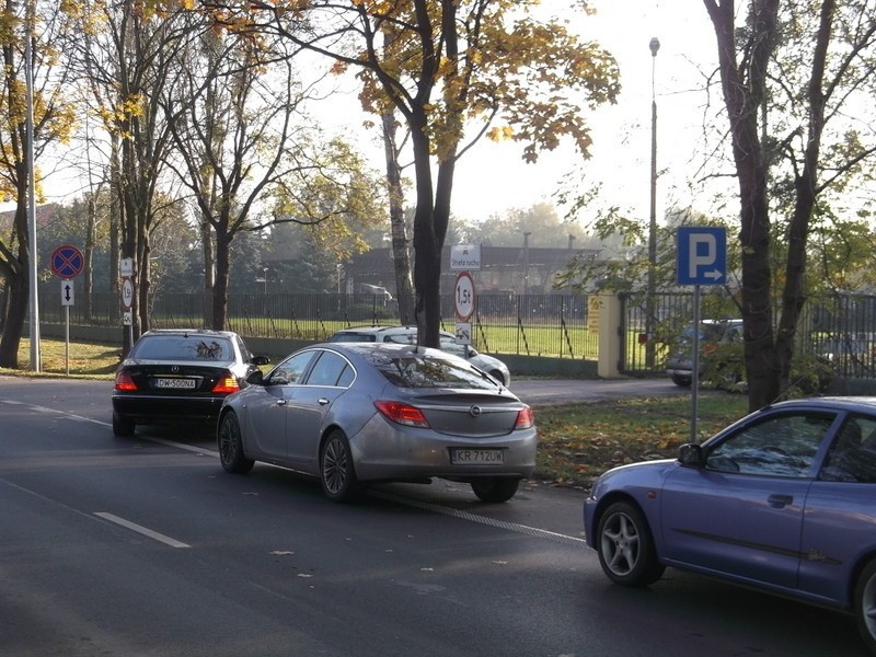 Wrocław: Tłoczno na cmentarzu Osobowickim, ale wiele osób wybrało dojazd komunikacją (ZDJĘCIA)