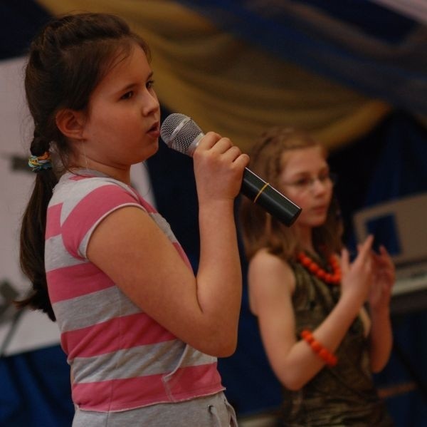 Marta Białek i Martyna Gałka ze szkoły podstawowej w Lasocinie podczas występu.