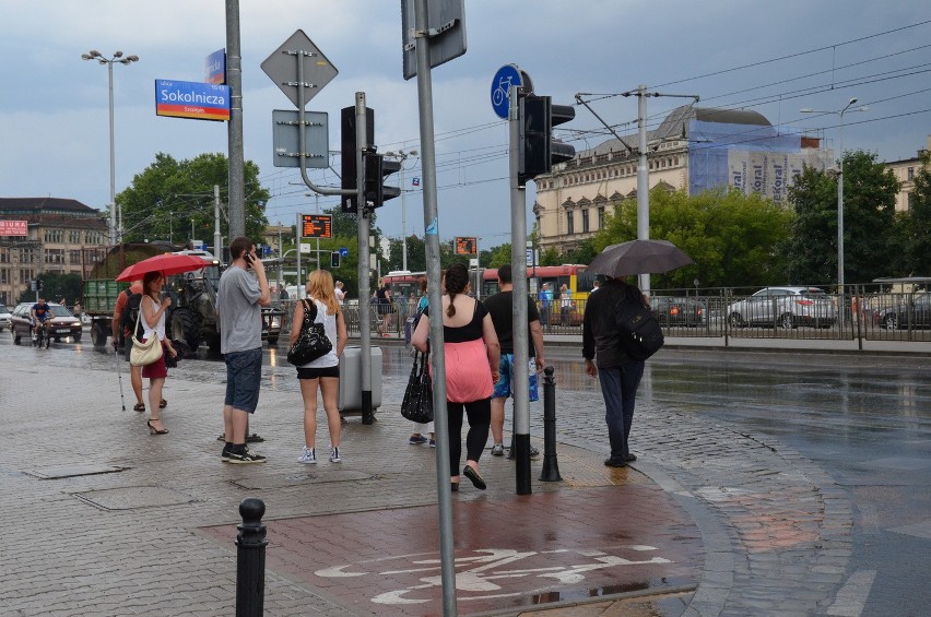 Meteorolodzy ostrzegają przed burzami z gradem. We Wrocławiu już pada (GDZIE JEST BURZA, RADAR)