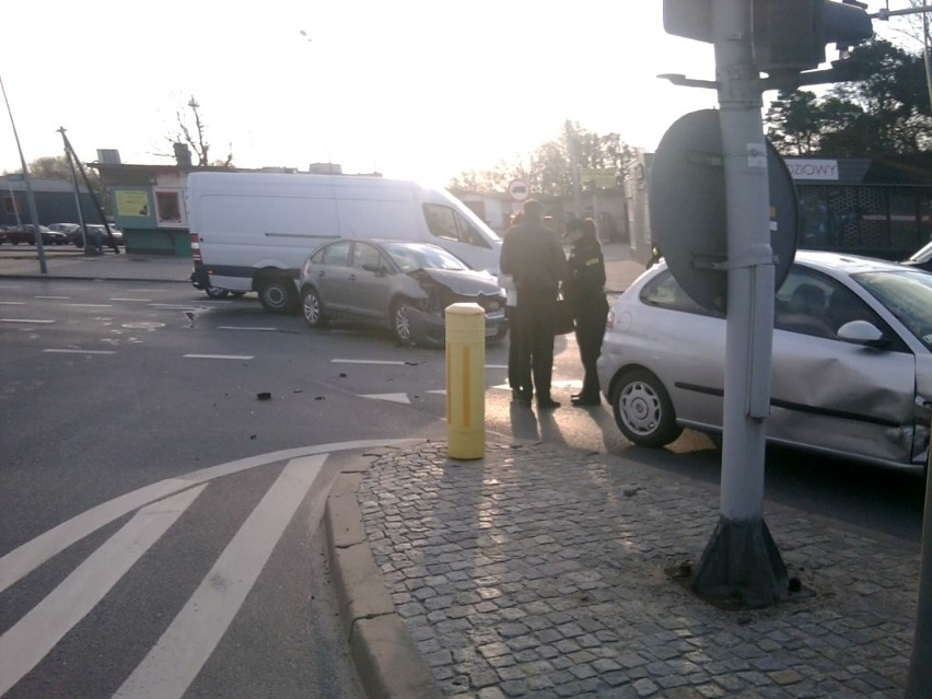 Ul. Wysockiego. Wypadek na skrzyżowaniu z ul. Raginisa (zdjęcia) 