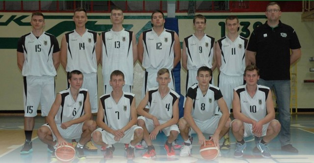 Młodzi koszykarze Stali Stalowa Wola roznieśli w pierwszym meczu turnieju ćwierćfinałowego Mistrzostw Polski UKS Gimbasket Wrocław.