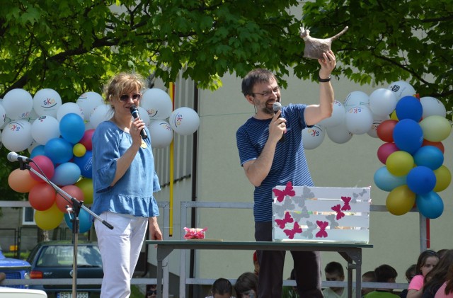 W licytacji na rodzinnej majówce były do wylicytowania atrakcyjne rzeczy, między innymi drewniany kot.