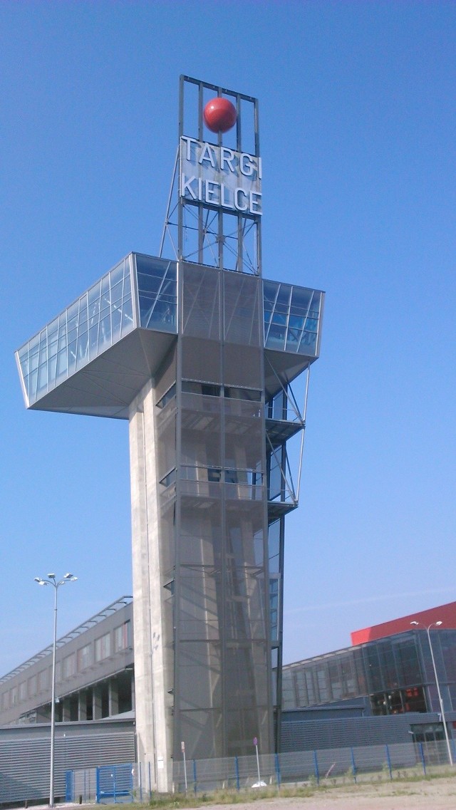 Nowy napis na wieży Targów Kielce 