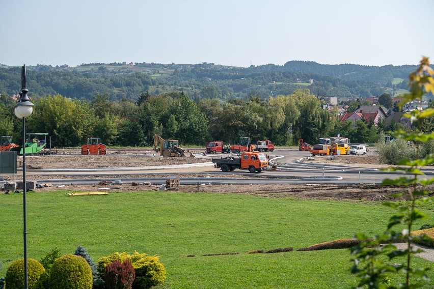 Nowy Sącz. Kładą asfalt na rondzie pod zamkiem