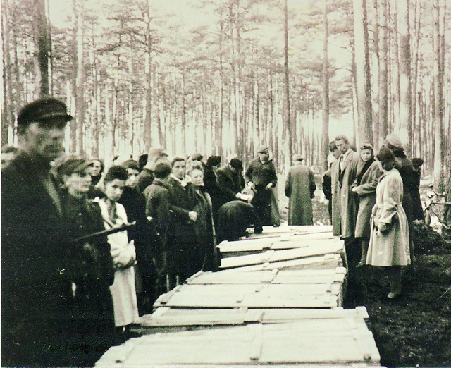 Pod koniec wojny Niemcy ekshumowali i spalili zwłoki większości ofiar zbrodni, ale nie wszystkie.  W październiku 1946 r. odnaleziono groby, w których były ciała 305 osób