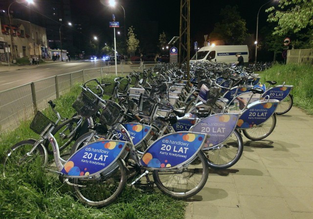 19.05.2017 lodz .studenci uniwersytetu lodzkiego i uniwersytetu medycznego bawia sie na koncertach w czasie juwenaliow 2017.na zdj. rower miejski stacja rog ul.matejki i pomorskiej nz. juwenalia , studenci , koncert , zabawa , lumumbowofot.szymczak krzysztof / polska press *** local caption *** lodz dziennik lodzki