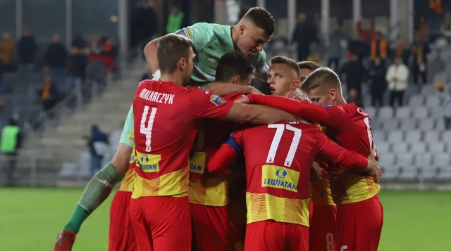 Korona Kielce po niezwykle emocjonującym meczu pokonała po dogrywce Wisłę Płock 4:3 i awansowała do 1/16 Fortuna Pucharu Polski. Takich emocji już dawno nie było na Suzuki Arenie. Po meczu w ekipie gospodarzy panowała ogromna radość, smutek natomiast w zespole gości. Zapewne inaczej trener Maciej Bartoszek wyobrażał sobie powrót do Kielc...Jego zespół poległ w konfrontacji z jego byłą drużyną i odpadł z rozgrywek pucharowych. Zachęcamy do obejrzenia galerii zdjęć z tego meczu - kulisy spotkania w obiektywie. Zdjęcia na kolejnych slajdach>>>