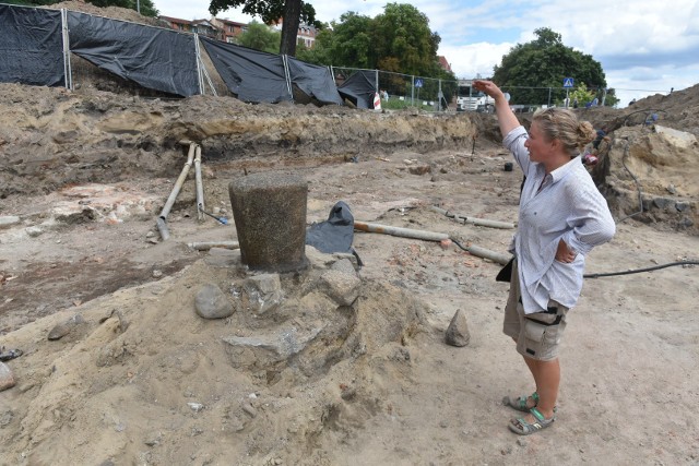 Podczas prac na Bulwarze Filadelfijskim w Toruniu archeolodzy natknęli się na poler portowy. Jest to jedyne zachowane tego typu znalezisko na toruńskim nadbrzeżu.