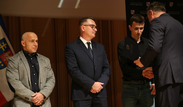 Podsumowanie Sportowego Roku 2023 odbyło się w Filharmonii Świętokrzyskiej. Wśród nagrodzonych był Jarosław Olech (z lewej).