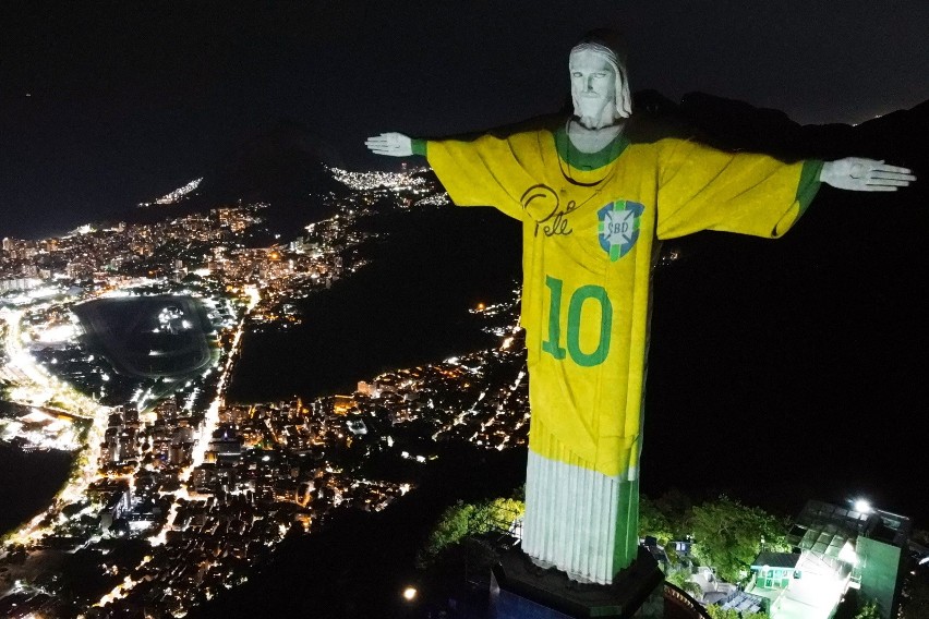 Pomnik Chrystusa Odkupiciela w Rio de Janeiro w brazylijskiej koszulce w rocznicę śmierci Pelego