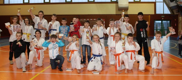Pamiątkowe zdjęcie z medalami po turnieju w miejscowości Ujazd, na którym koneccy karatecy zdobyli 24 medale.