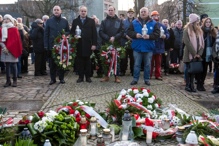 Delegacja pracowników Stoczni Gdańskiej SA oraz szkoły z...