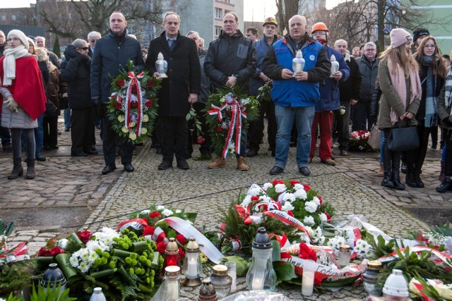 Delegacja pracowników Stoczni Gdańskiej SA oraz szkoły z Gdańska, Łęgowa i Przodkowa złożyły w piątek wieńce i zapaliły znicze, by uczcić ofiary Grudnia 1970 i 1981 na Wybrzeżu.