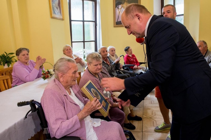 Elżbieta Rogala jest najstarszą osobą należącą do grona...