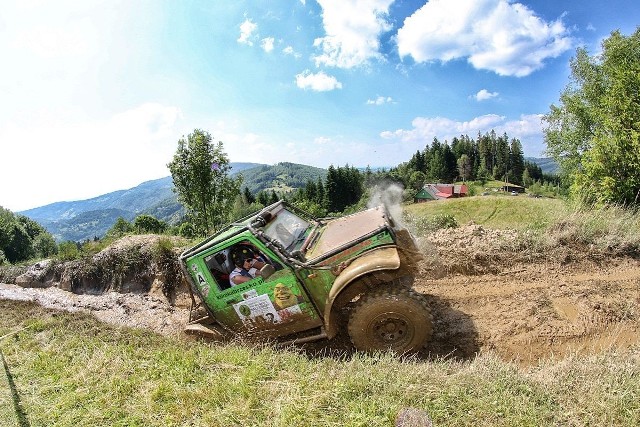 Women's Challenge 4x4Prawie 30 zawodniczek i off-road'owych debiutantek wzięło udział w pierwszej edycji "Women's Challenge 4x4", międzynarodowego rajdu przeprawowego dla kobiecych załóg. Do Wisły przyjechały Polki, Słowaczki, a nawet zawodniczki z Belgii.Fot. Marcin Kaliszka RallyFoto.pl