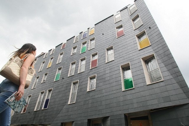 "Krzywy dom” w Kielcach. Zobacz, jak wygląda Oryginalny, z krzywą fasadą budynek powstał przy ulicy Wspólnej w Kielcach. Wnętrze najprawdopodobniej będzie wykończone do końca września, ale lokale już mnożna wynajmować lub kupować.