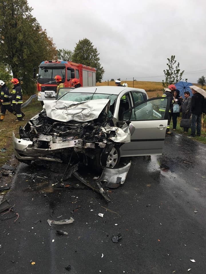 Groźny wypadek pod Bydgoszczą. Autobus PKS wylądował w polu [zdjęcia]