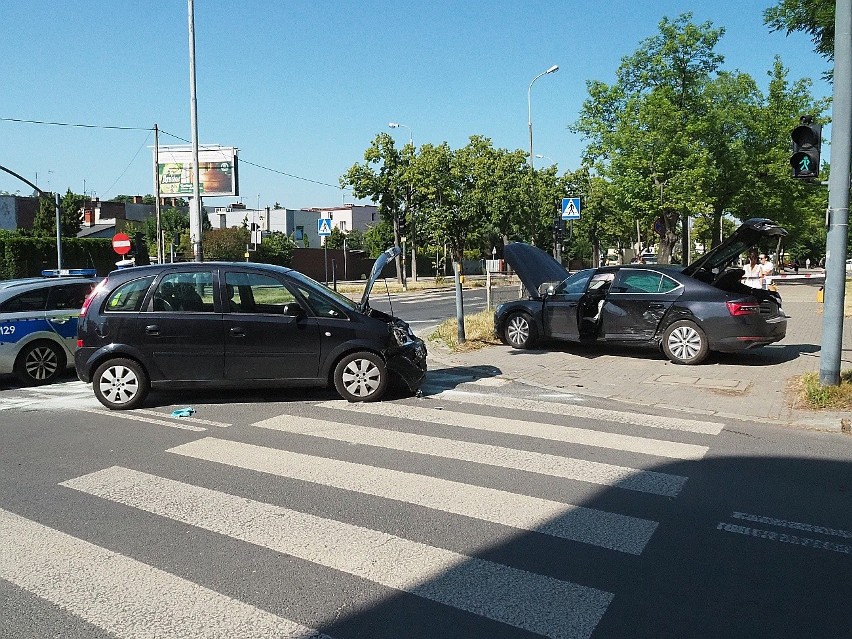 Wypadek na ulicy Obywatelskiej w Łodzi. Zderzyły się dwa samochody osobowe 
