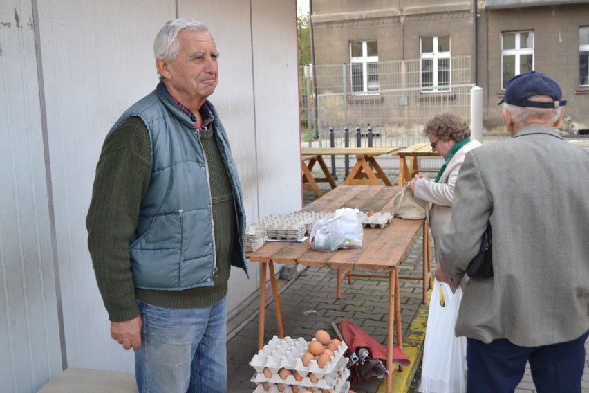 Jajka drożeją i brakuje jaj w marketach. Jaja są na targu w...