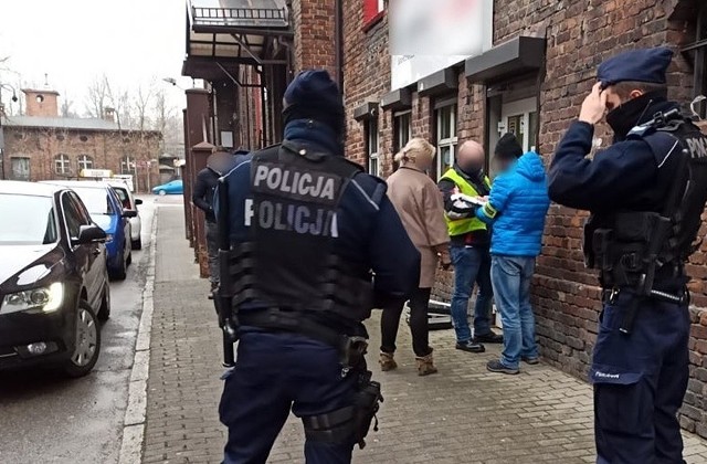 Napad w Katowicach. Z nożem napadł na placówkę kredytowo-pożyczkową. Sprawca jest już w rękach katowickiej policji.Zobacz kolejne zdjęcia. Przesuwaj zdjęcia w prawo - naciśnij strzałkę lub przycisk NASTĘPNE