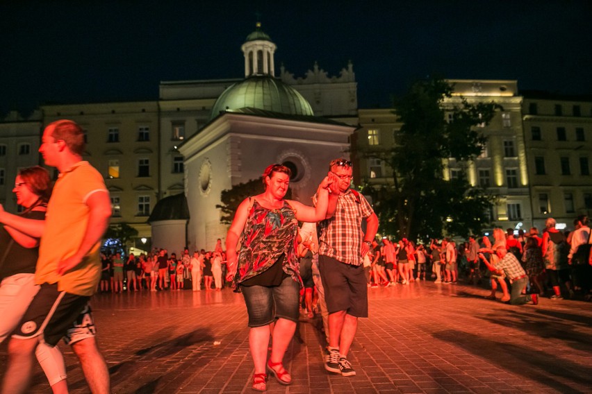 Tłumy krakowian tańczyły na Rynku Głównym. Trwa finałowy weekend Festiwalu Tańców Dworskich Cracovia Danza