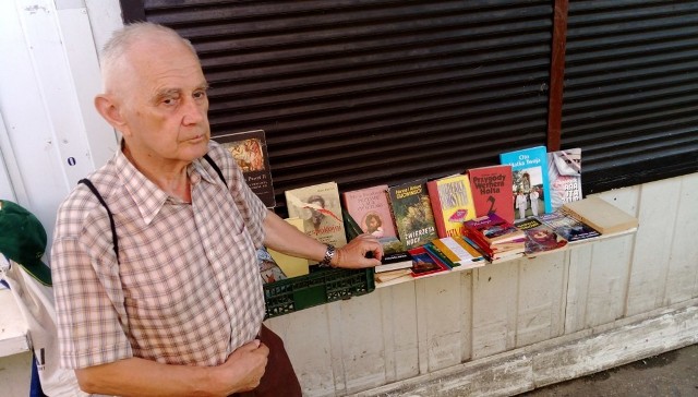 Pan Zenon od dwóch lat walczy z rakiem. By zdobyć pieniądze na leki wyprzedaje własną kolekcję książek.