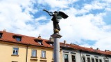 Odwiedziłem Republikę Zarzecza, satyryczne państwo pośrodku Wilna. Tam pieniądz ma pokrycie w piwie, a Bohdan Smoleń skrzydła!