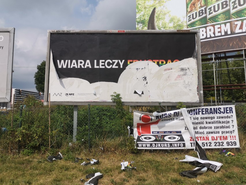 Część billboardów Milczącej Większości została zniszczona....