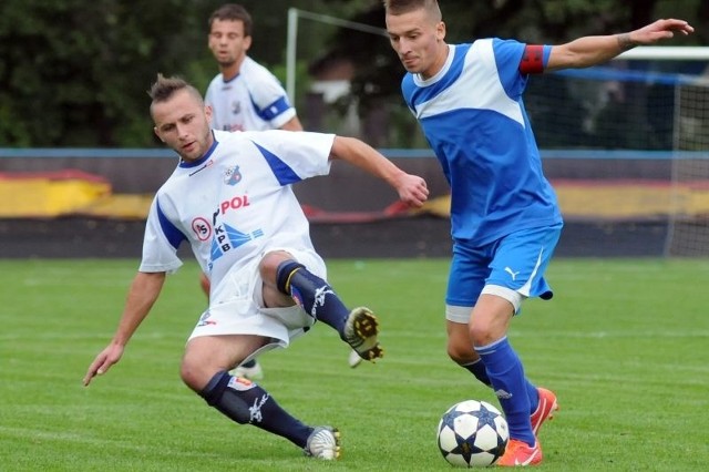 Mimo bardzo ambitnej postawy Polonia (niebieskie stroje) przegrała w Krośnie z Karpatami 0-2.