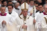 Watykan: Papieskie błogosławieństwo Urbi et Orbi. Papież Franciszek upomniał się między innymi o dzieci