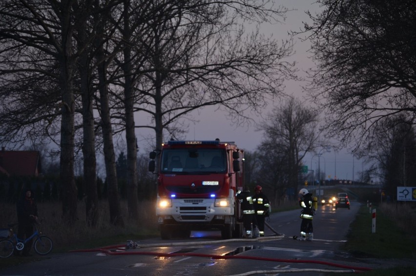 Nowy Dwór Gdański. Spłonął autokar, który wiózł wycieczkę do Krynicy Morskiej. Jedna osoba trafiła do szpitala [ZDJĘCIA]