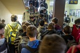 Jak dystans społeczny i reżim sanitarny wyglądają w szkołach? "Dystans to raczej abstrakcja" - mówi dyrektor podstawówki w Poznaniu