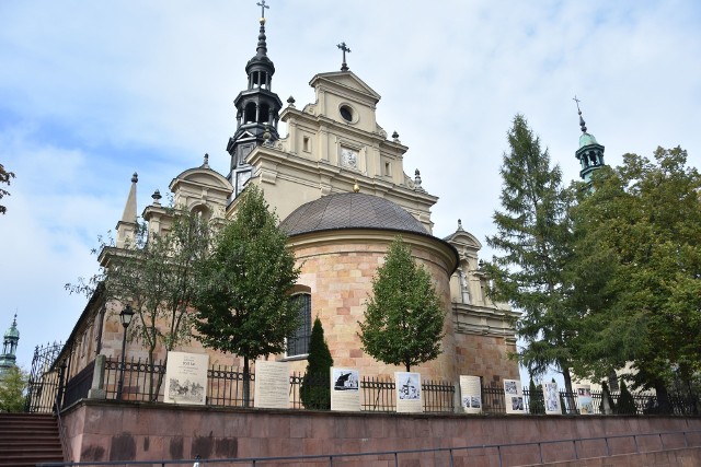 W Bazylice Katedralnej w Kielcach od 10 października również obowiązuje obostrzenie - 50 procent obłożenia kościoła w czasie mszy świętych i obowiązek zakrywania ust i nosa dla wszystkich poza kapłanami odprawiającymi mszę świętą.