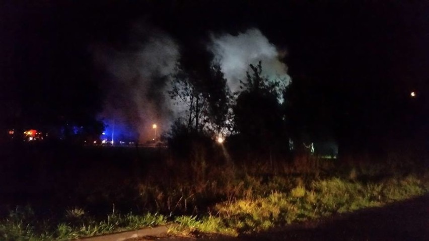 Pożar stodoły w Krzyżowicach. Strażacy walczyli z ogniem