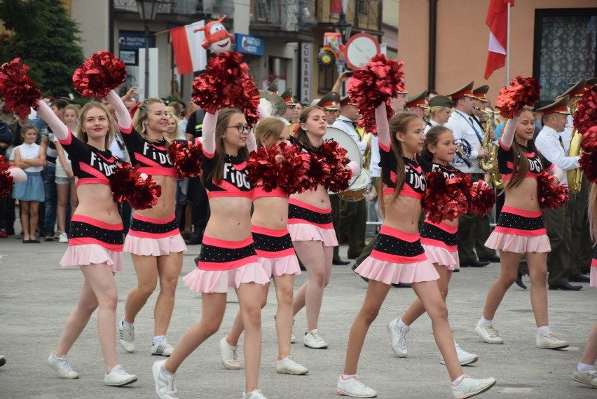 Parada i tańce instrumentalistów w Skale. Festiwal Orkiestr Wojskowych i Dętych