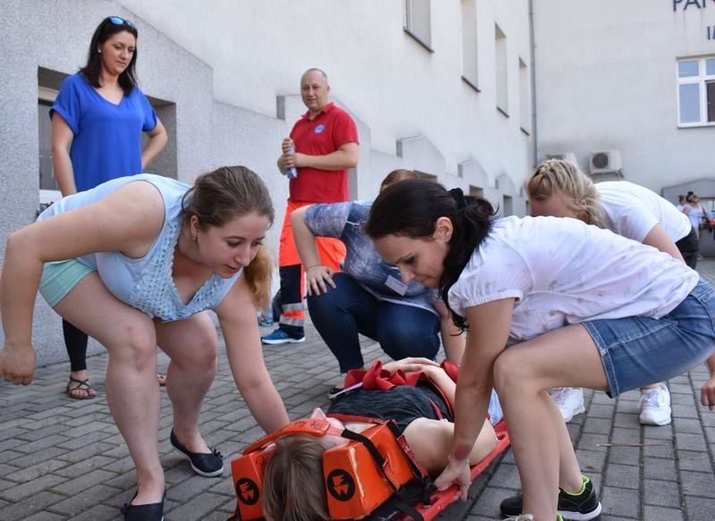 Studenci pielęgniarstwa Państwowej Wyższej Szkoły Zawodowej w Oświęcimiu ćwiczyli z ratownikami medycznymi i strażakami [ZDJĘCIA]