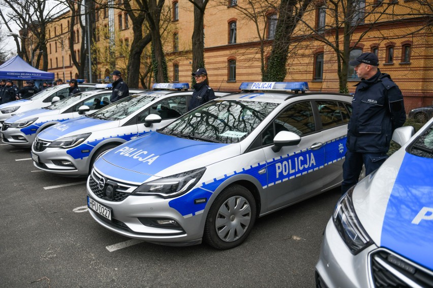28 nowych samochodów policyjnych trafiło do policjantów z...