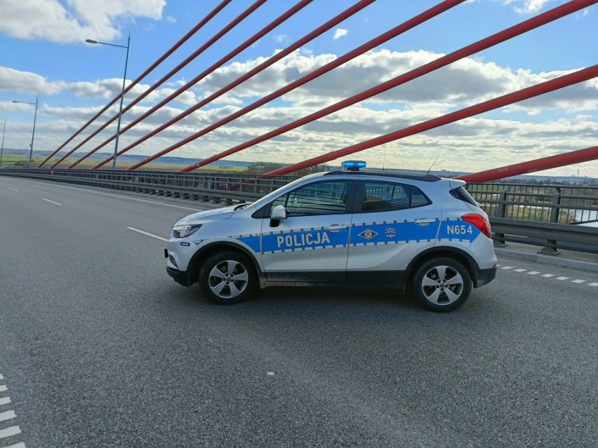 Kwidzyńscy policjanci pracują na moście na Wiśle w...