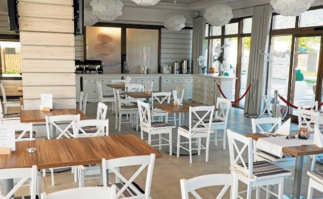 Restauracja „Biała Dama” w pensjonacie „Marina Mielno” może pomieścić nawet 100 gości i  w  zależności od potrzeb spełnić wymagania sali weselnej, urodzinowej, balowej czy konferencyjnej