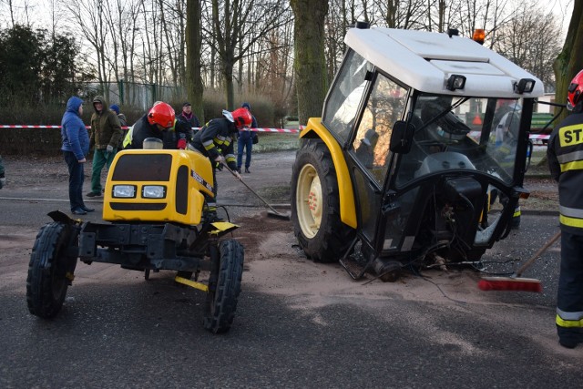 Na ulicy Piłsudskiego w Szczecinku doszło do niecodziennego zdarzenia - osobowe renault dosłownie urwało przód ciągnika. Wypadek rozegrał się w piątek rano na ulicy Piłsudskiego w Szczecinku. Z wstępnych ustaleń wiadomo, że ciągnik rolniczy z przyczepą jechał od strony Szkoły Podstawowej nr 1 i chciał skręcić w lewo, na teren OSiR. W tym momencie wyprzedzał go osobowy van renault espace. Doszło do zderzenia. W jego efekcie cały przód ciągnika - z silnikiem i skrzynią biegów - został urwany. Samochód miał tylko nieznacznie uszkodzony prawy bok. Na szczęście nikomu nic się nie stało. Miejsce jest dość niebezpieczne, na pewno nie do wyprzedzania, bo w pobliżu są pasy i skrzyżowanie. Ruch w tej części Szczecinka był utrudniony. Zobacz także: Wypadek samolotu w Zegrzu Pomorskim