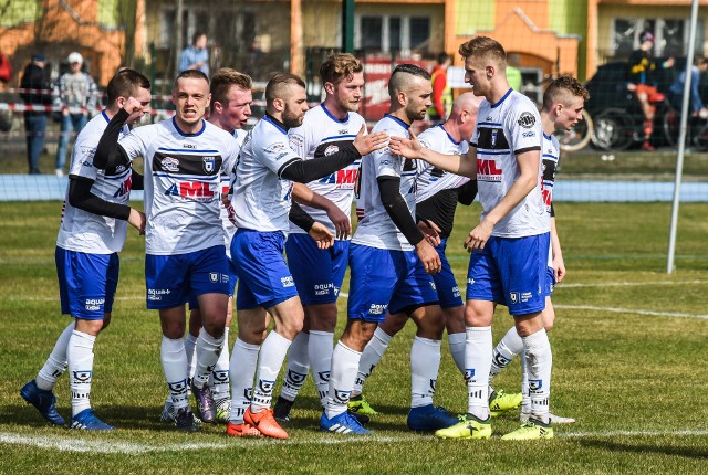 W meczu 18. kolejki I grupy V ligi Zawisza Bydgoszcz pokonał Sokoła Radomin 4:1. Gole dla niebiesko czarnych strzelili Patryk Straszewski 2 oraz Paweł Kanik i Adam Wiśniewski. Honorowe trafienie dla Sokoła zaliczył Krzysztof Marcinkowski. Bydgoszczan dopingował komplet 700 kibiców, którzy znowu mieli okazję do świętowania. Zawiszanie umocnili się na pozycji lidera.