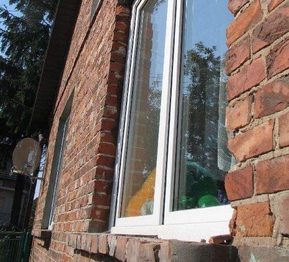 Inspektorzy przyjrzeli się między innymi, jak zostały wprawione okna do budynku przedszkola w Orliskach.